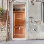 Accessible Groundfloor Near Station Ca' Rezzonico Apartment