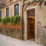 Accessible Groundfloor Near Station Ca' Rezzonico Apartment
